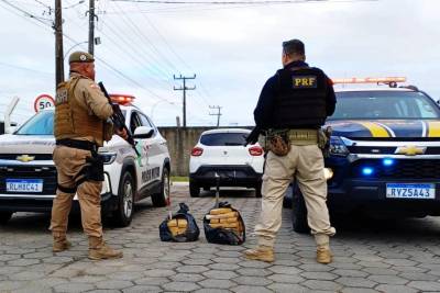 PRF intercepta carro com 25 quilos de maconha na BR-101