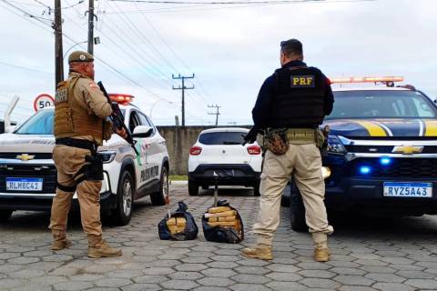 PRF intercepta carro com 25 quilos de maconha na BR-101