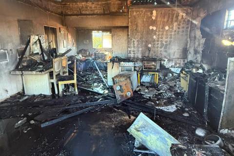 Fogo inicia em colchão e se espalha por casa em Laguna