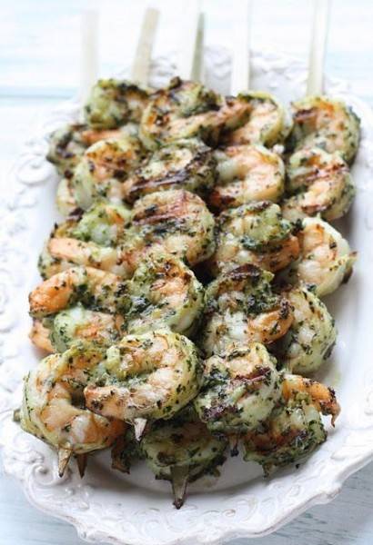 Espetinho de Camarão ao Molho Pesto