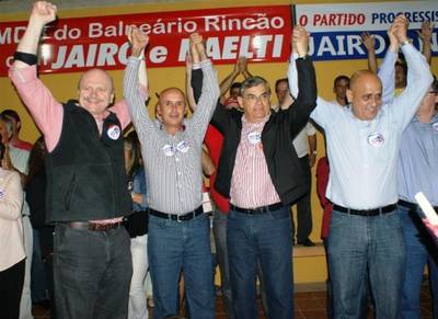 Eduardo Moreira participa do último comício de Jairo e Naelti 