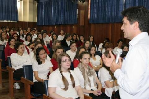 Clésio Salvaro é sabatinado por alunos do Colégio Universitário