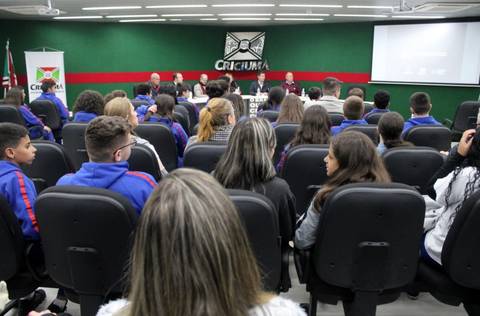 Alunos de Criciúma passam a contar com curso de comunicação e oratória nas escolas municipais