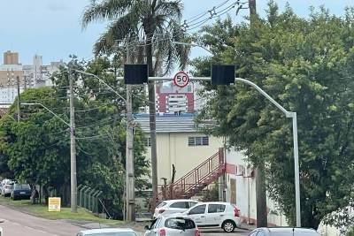 Lombadas eletrônicas são desligadas temporariamente na avenida Álvaro Catão em Criciúma