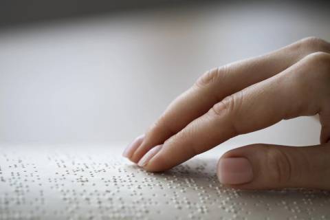 Sem acesso ao Braille, cegos enfrentam desafios na alfabetização