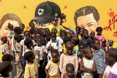 Vídeo: César Rincon inaugura escola gratuita para 500 crianças na África