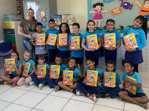 Educação de Morro da Fumaça entrega de livros de inglês aos alunos da Rede Municipal