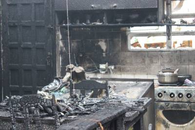 Família que teve casa destruída em incêndio pede doações