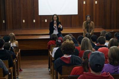 Maria Cininha conversa com alunos do Colégio Universitário