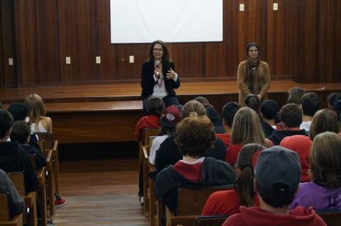 Maria Cininha conversa com alunos do Colégio Universitário