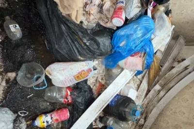 Casa abandonada usada por pessoas em situação de rua será demolida em Criciúma; veja fotos