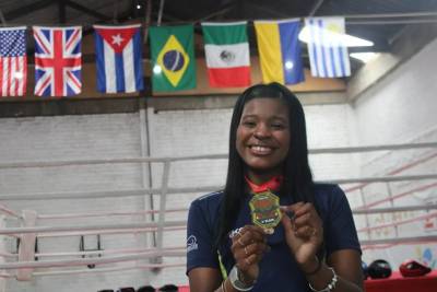 Com sonho de chegar às Olimpíadas, boxeadora se prepara para campeonatos após ganhar ouro na Romênia