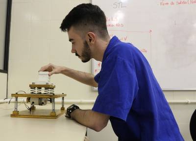 Acadêmicos desenvolvem bancada didática que simula terremoto
