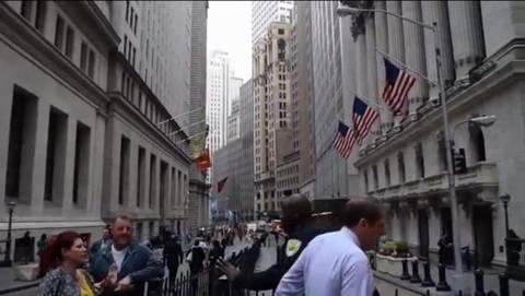 Índices da bolsa dos EUA se recuperam levemente após queda recorde