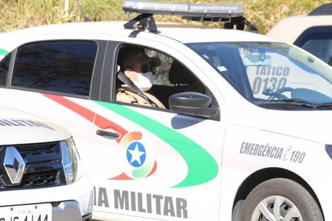 Ao ser abordado por PM, homem com mandado de prisão ativo mente o nome em Tubarão 