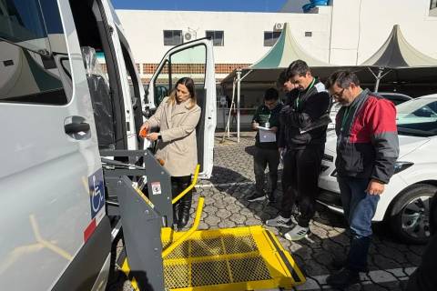 Cocal do Sul recebe van adaptada para ampliar acesso de idosos à alfabetização digital