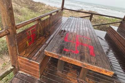 Suásticas nazistas são pichadas em passarela e prefeitura repudia ato de vandalismo