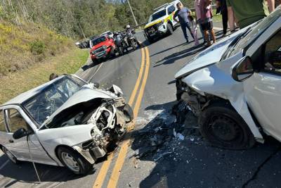 Motorista fica preso às ferragens após colisão frontal entre veículos