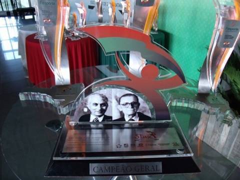 Troféus à espera de seus donos