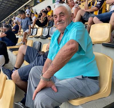 Torcedor se emociona com gol do Criciúma em seu retorno a um estádio de futebol depois de 30 anos