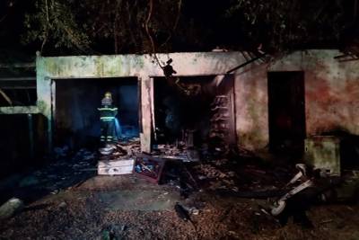 Criciúma: bombeiros combatem incêndio em paiol abandonado