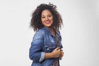 Cantora gospel Sarah Beatriz traz sucessos a Criciúma