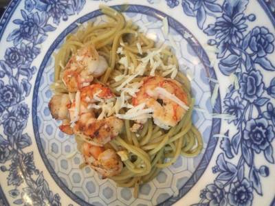 Espaguete com camarões ao molho pesto 