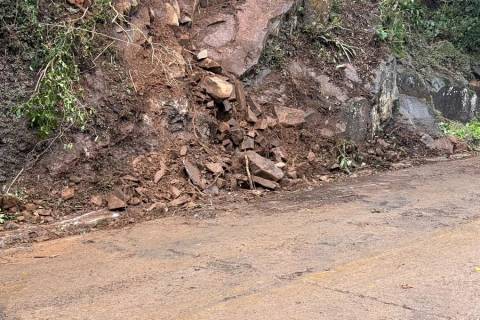 Trânsito está liberado na Serra do Rio do Rastro após queda de barreira
