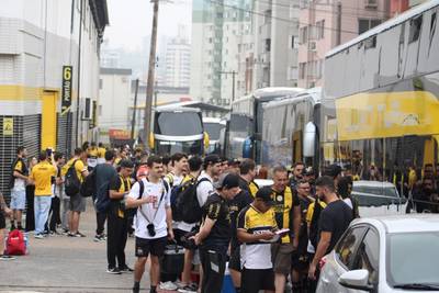 Apoio incondicional: torcida lota os ônibus oferecidos pelo Criciúma e confia na vitória em Porto Alegre