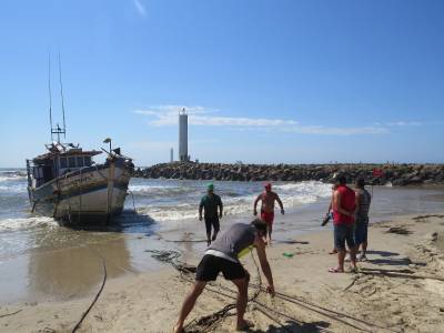 Barco encalha em Passo de Torres