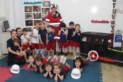 Geóloga conversa com crianças do Colégio Michel sobre exploração do carvão em Criciúma