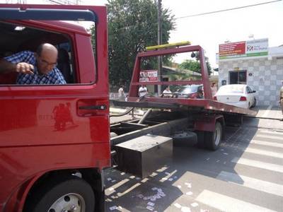 Veículo com adesivos é guinchado no bairro Santa Luzia