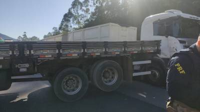 Colisão entre caminhão, carreta e motocicleta bloqueia BR-101 