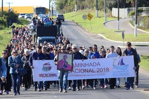 Símbolos vocacionais chegam a Criciúma durante Caminhada diocesana