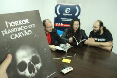 Amigos lançam livro de contos de terror