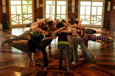 Oikos sedia evento que mistura Yoga com dança neste sábado 