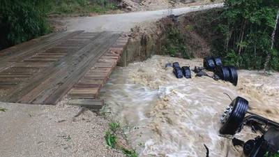 Caminhão cai de ponte em São Martinho e é arrastado pelas águas