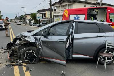 Colisão frontal entre veículos deixa motoristas feridos na SC-108