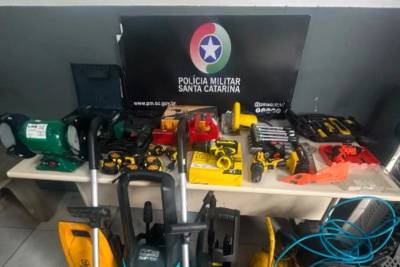 Mulher é flagrada com arma falsa e diversos equipamentos furtados de empresa em Criciúma