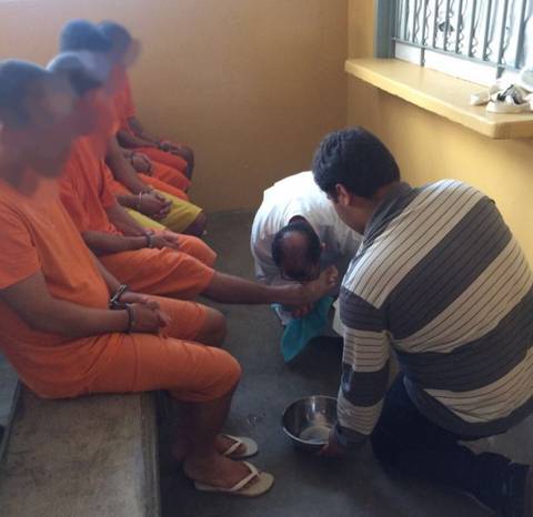 Padre reconstitui gesto do lava-pés no Presídio Santa Augusta