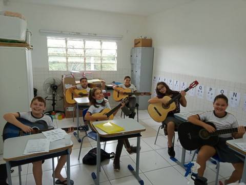 Aulas de violão são oferecidas gratuitamente na rede de ensino em Cocal do Sul
