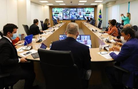 Governadores solicitam aceleração na entrega de doses e início de vacinação em adolescentes