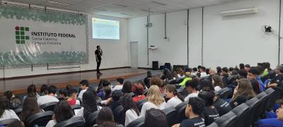 Aulão para a Olimpíada Brasileira de Astronomia e Astronáutica reúne estudantes da rede municipal em Criciúma