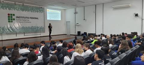 Aulão para a Olimpíada Brasileira de Astronomia e Astronáutica reúne estudantes da rede municipal em Criciúma