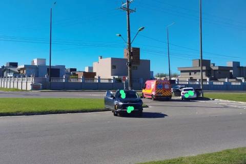 Colisão entre dois automóveis deixa duas pessoas feridas
