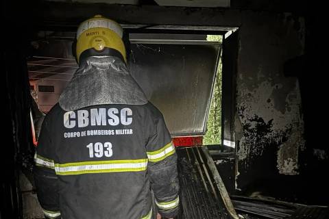 Aquecedor a óleo gera incêndio em residência de Criciúma