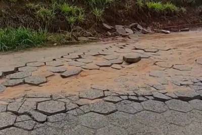 Vídeo: buracos em rua de Criciúma dificultam o acesso de pais à creche