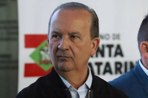 Governador defende programa Universidade Gratuita e rebate críticas de estudantes