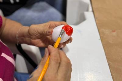 Grupos de idosos da Afabess pintam ovos de Páscoa para decorar a Piazza Nova Belluno