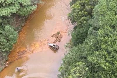 Prefeito de Criciúma diz que limpeza do rio Eldorado retirou capô de Fusca, fogão, sofás e até geladeiras